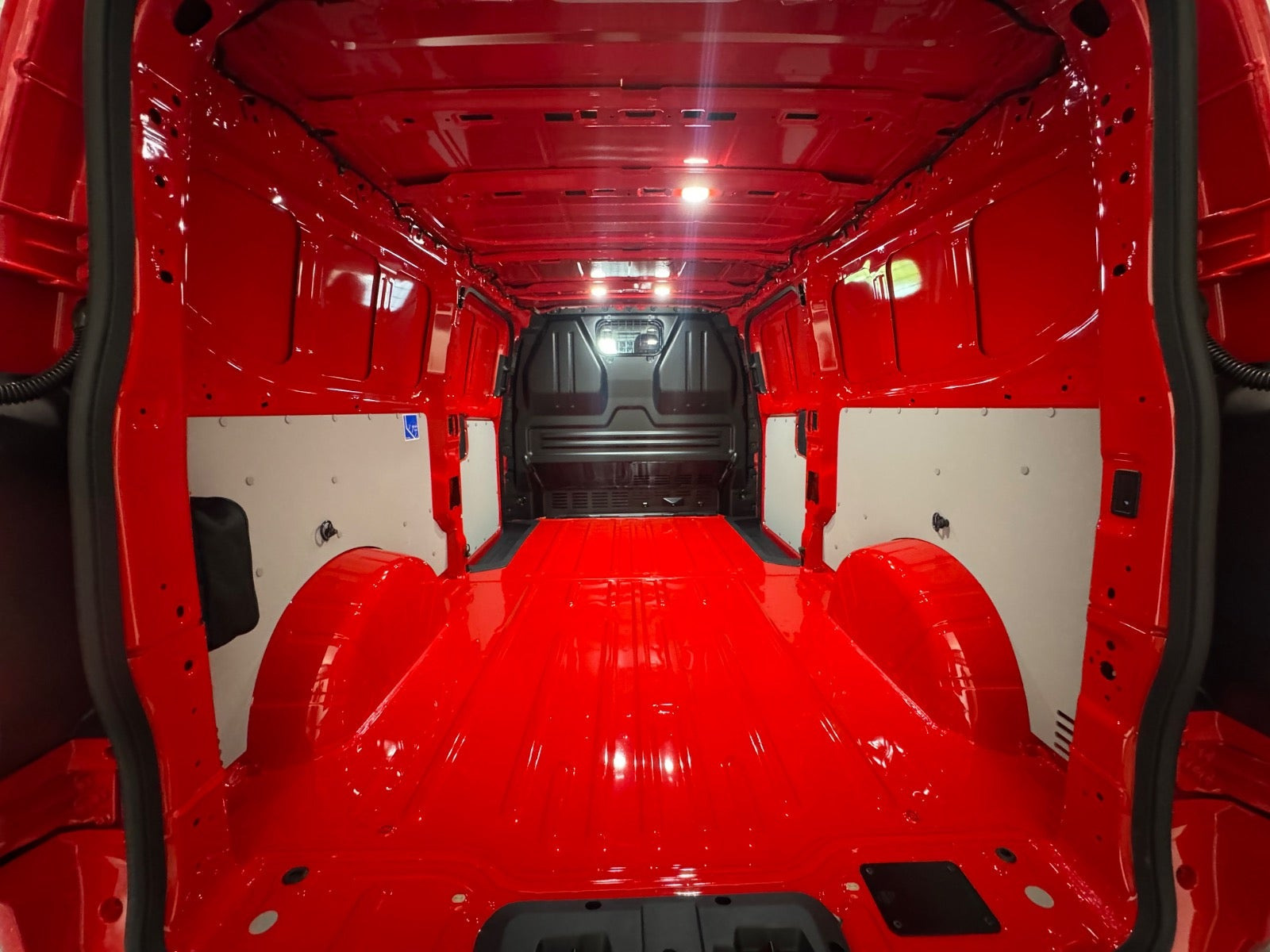 Rød Ford Transit Custom 320 L1 fra 2026