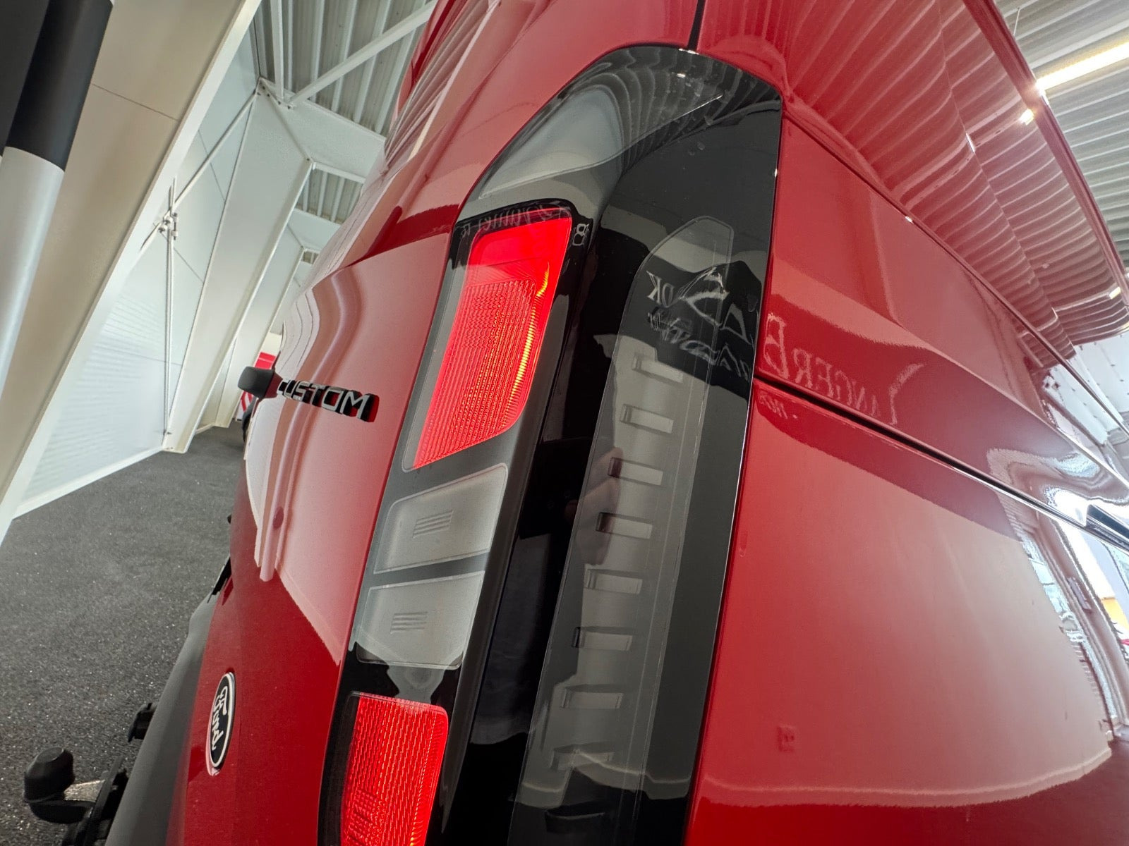 Rød Ford Transit Custom 320 L1 fra 2026
