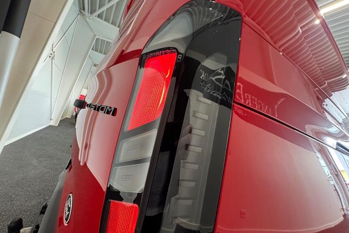 Rød Ford Transit Custom 320 L1 fra 2026