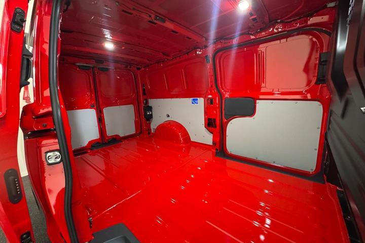 Rød Ford Transit Custom 320 L1 fra 2026