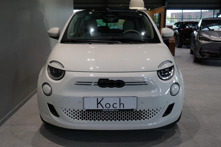 Hvid Fiat 500e fra 2024