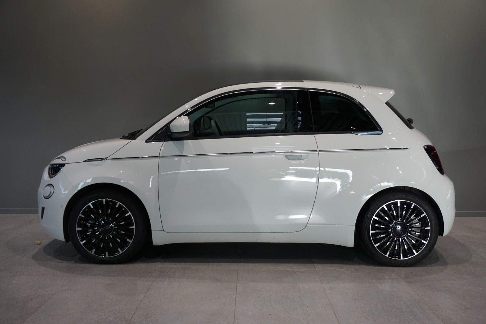 Hvid Fiat 500e fra 2024