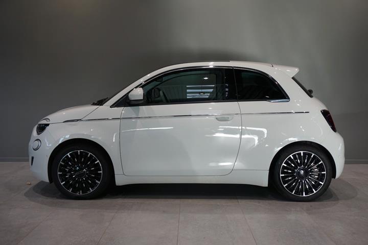 Hvid Fiat 500e fra 2024