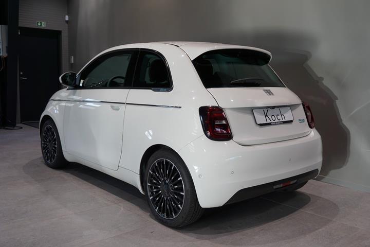 Hvid Fiat 500e fra 2024