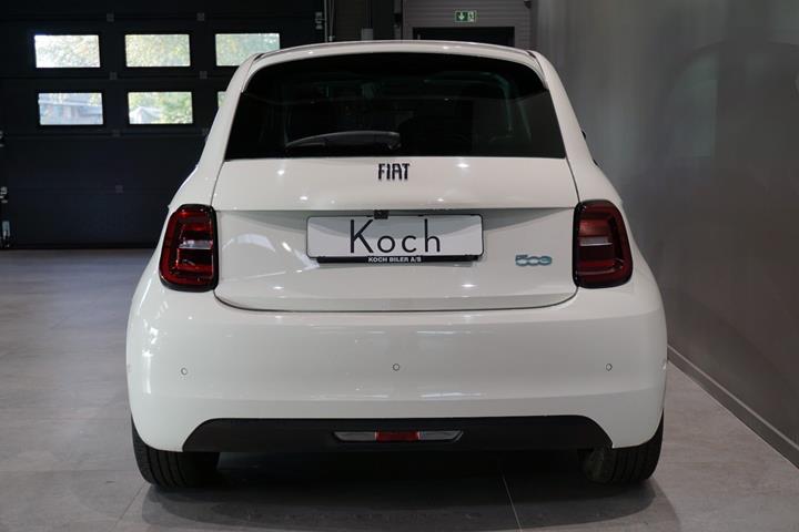 Hvid Fiat 500e fra 2024