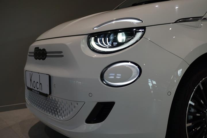 Hvid Fiat 500e fra 2024