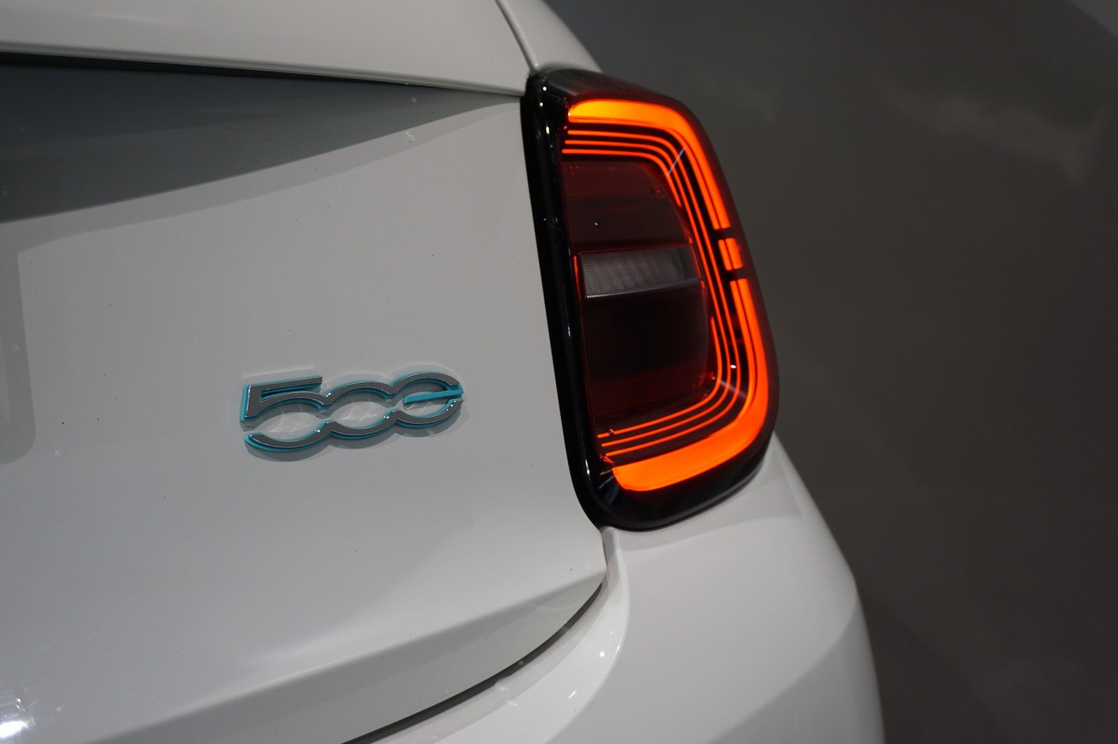 Hvid Fiat 500e fra 2024
