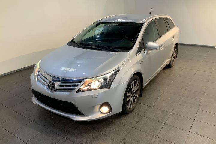 Sølv Toyota Avensis fra 2012 set udefra