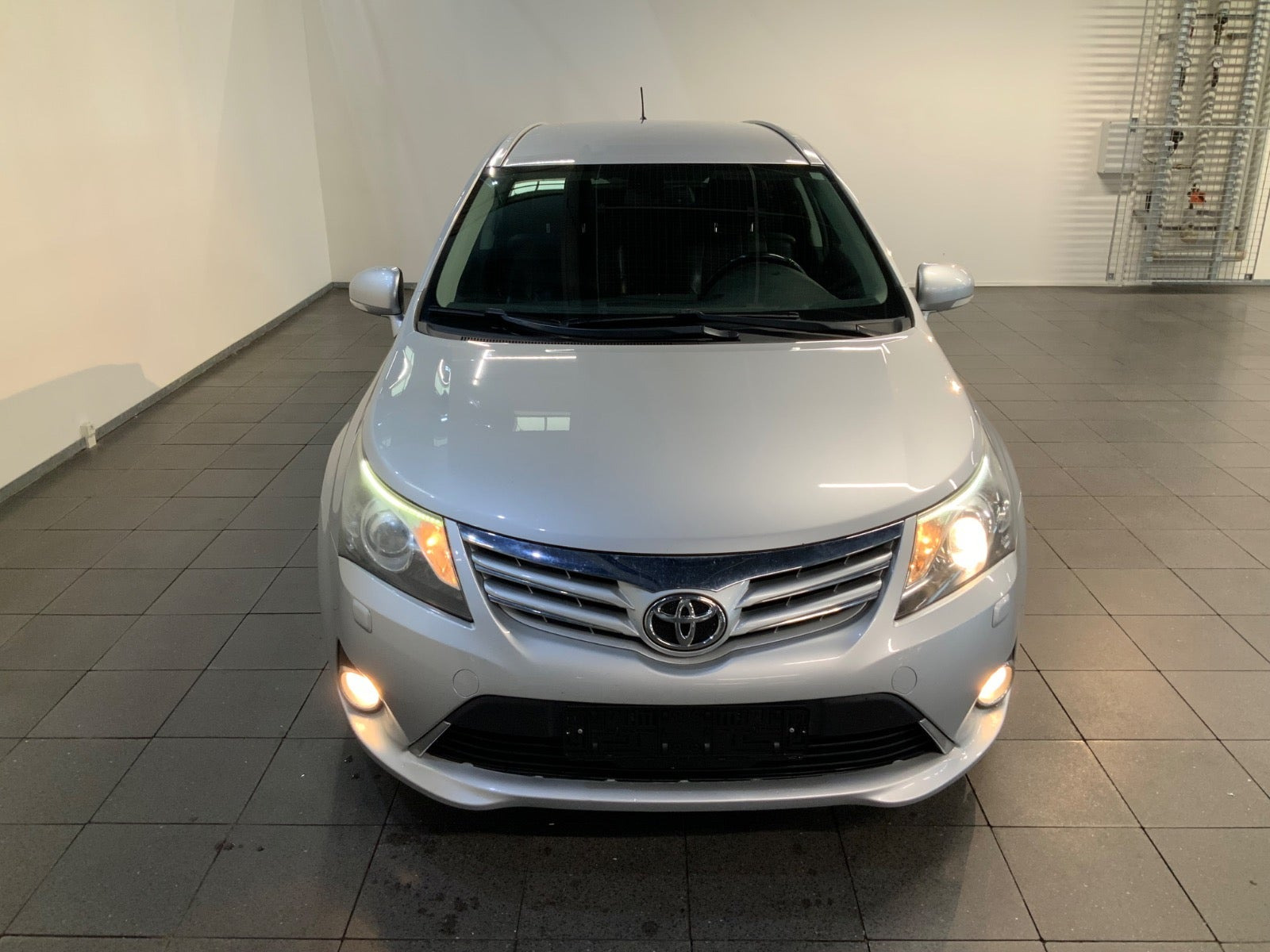 Sølv Toyota Avensis fra 2012