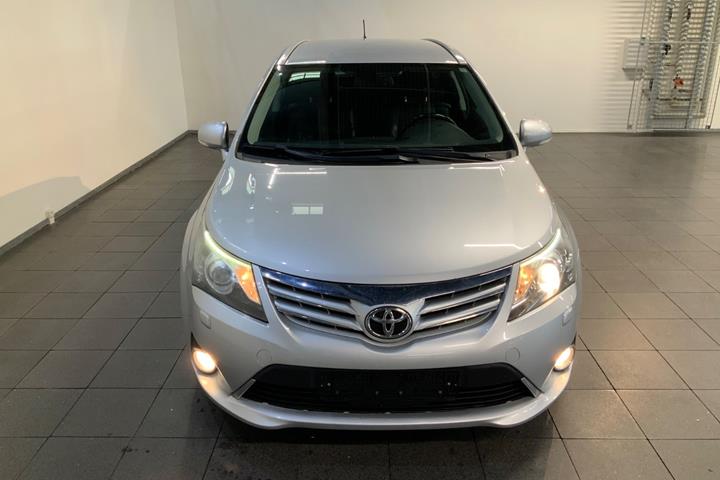 Sølv Toyota Avensis fra 2012