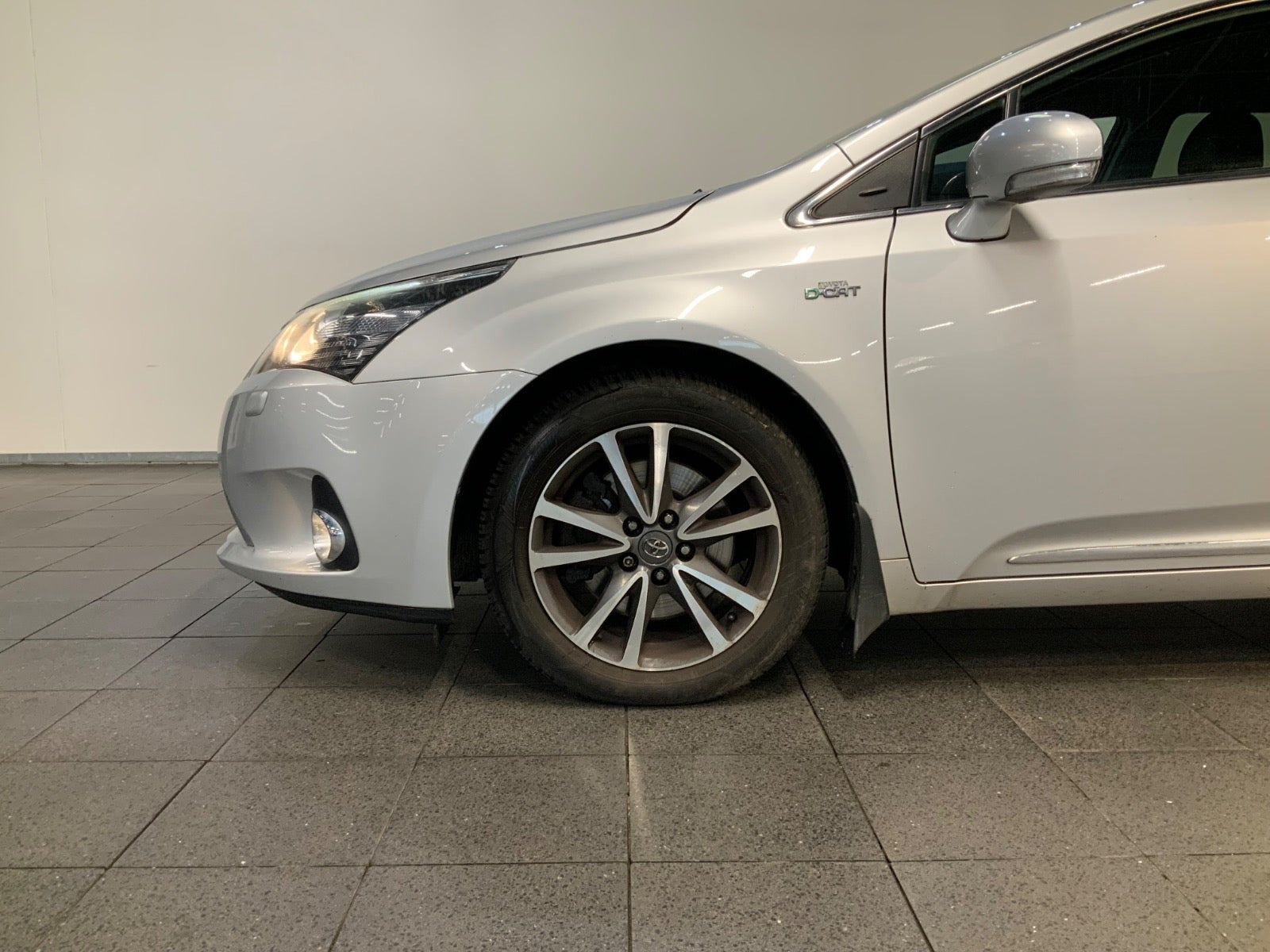 Sølv Toyota Avensis fra 2012