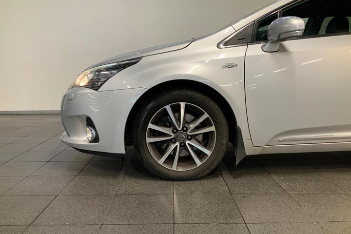 Sølv Toyota Avensis fra 2012