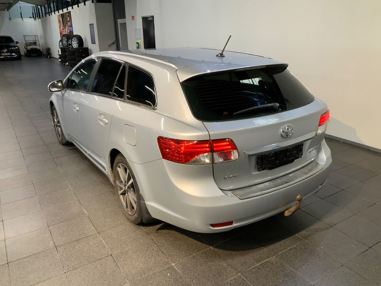 Sølv Toyota Avensis fra 2012