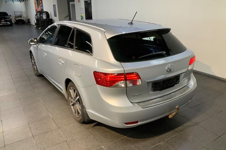 Sølv Toyota Avensis fra 2012