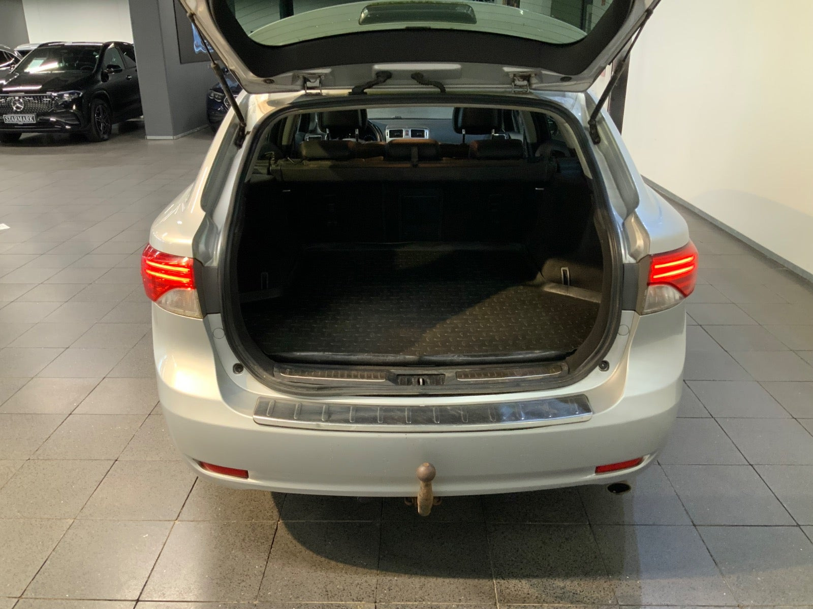 Sølv Toyota Avensis fra 2012