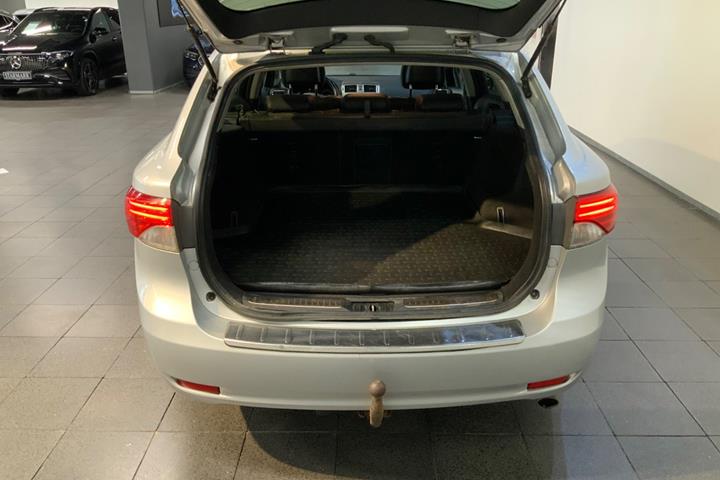 Sølv Toyota Avensis fra 2012