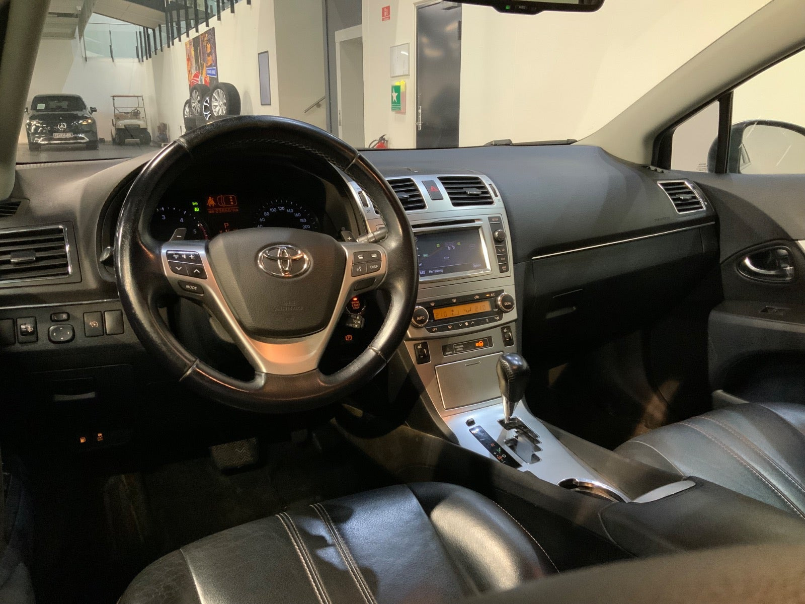 Sølv Toyota Avensis fra 2012
