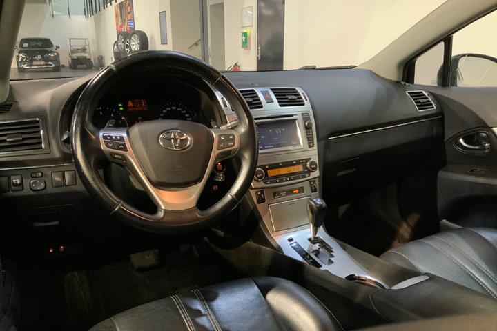 Sølv Toyota Avensis fra 2012