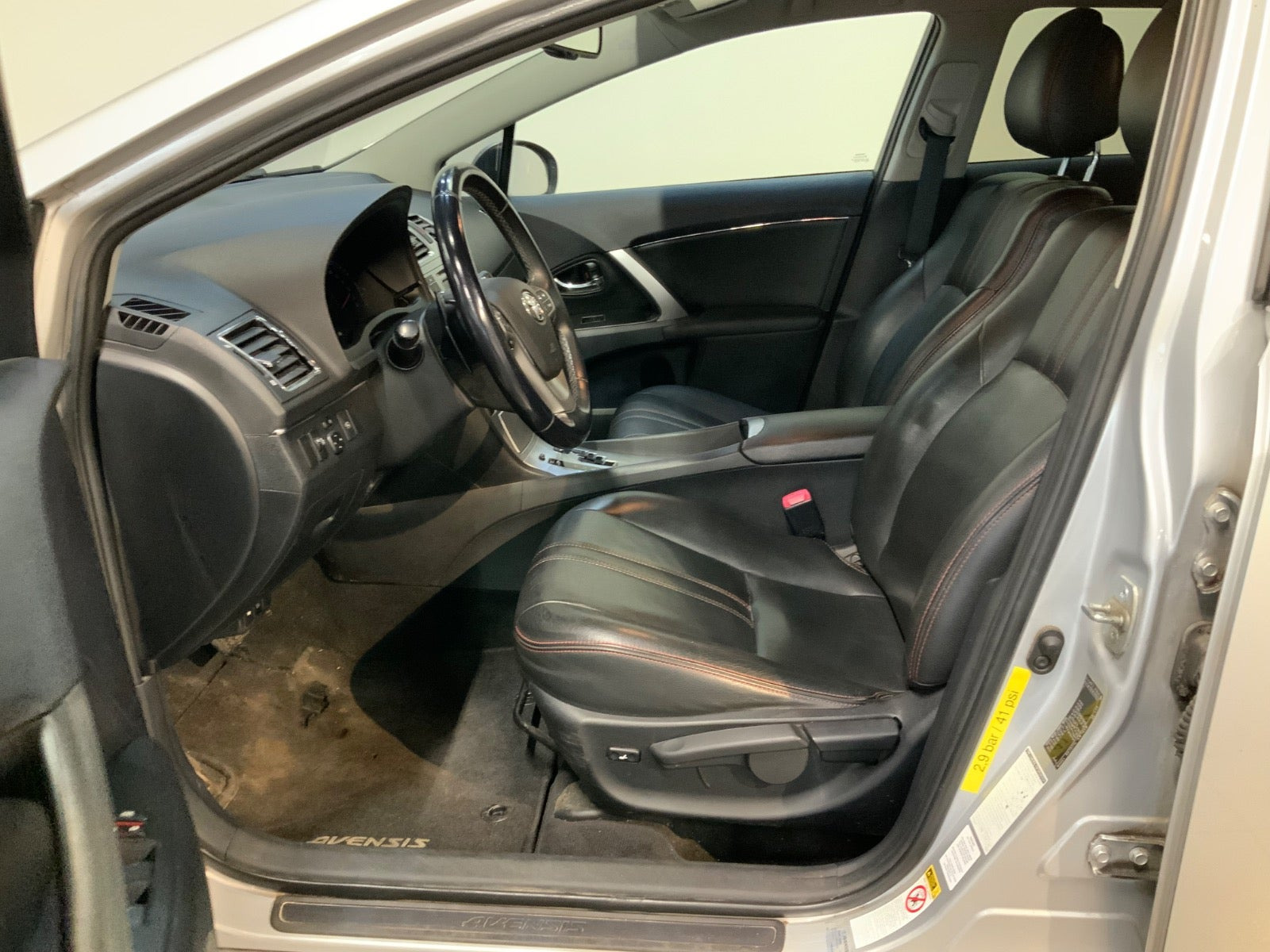 Sølv Toyota Avensis fra 2012