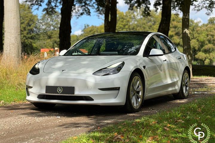 Hvid Tesla Model 3 fra 2021