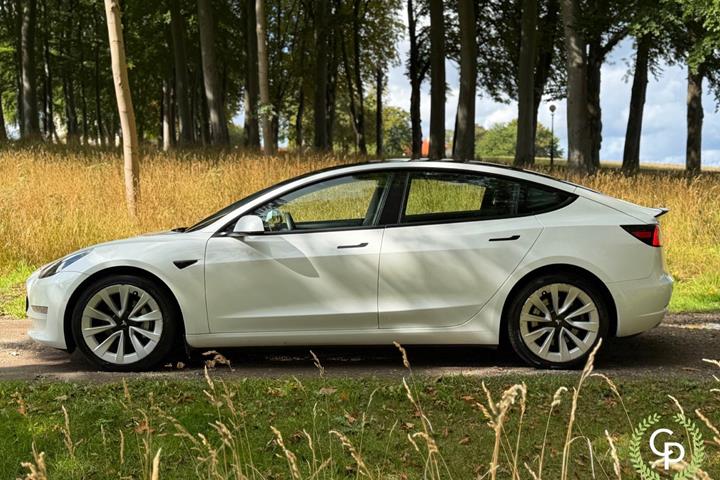 Hvid Tesla Model 3 fra 2021