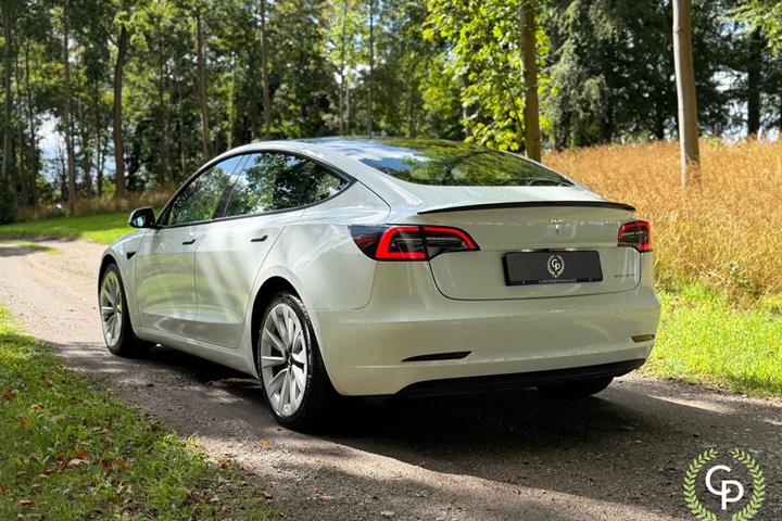 Hvid Tesla Model 3 fra 2021