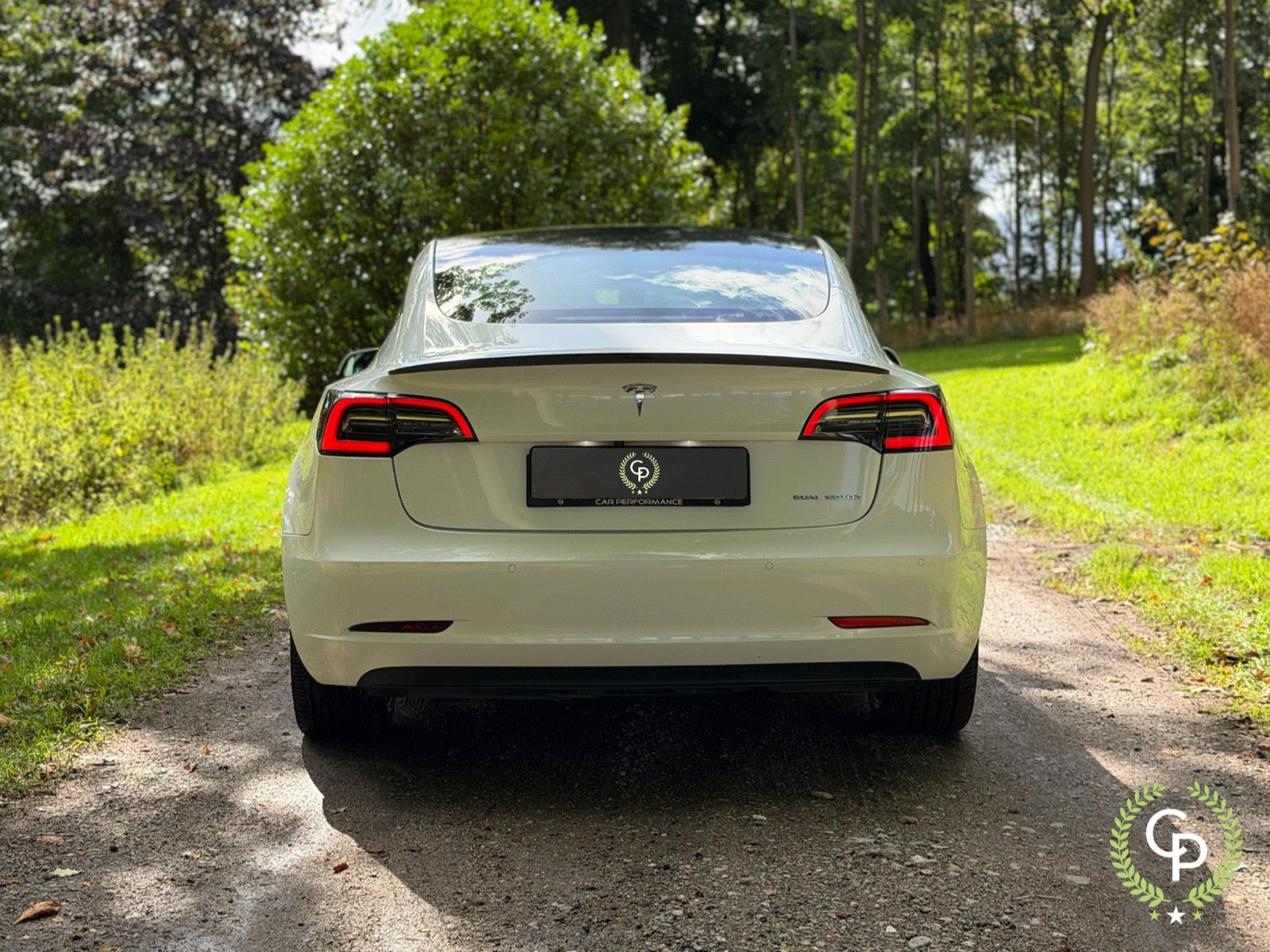 Hvid Tesla Model 3 fra 2021