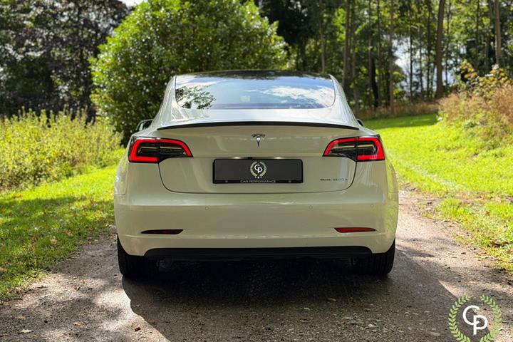Hvid Tesla Model 3 fra 2021