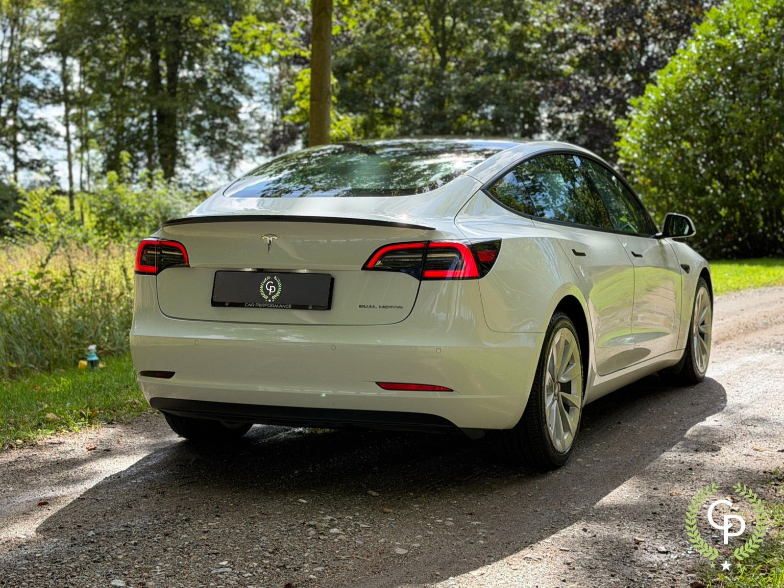 Hvid Tesla Model 3 fra 2021