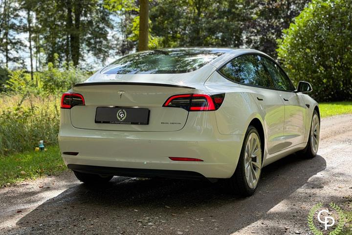 Hvid Tesla Model 3 fra 2021