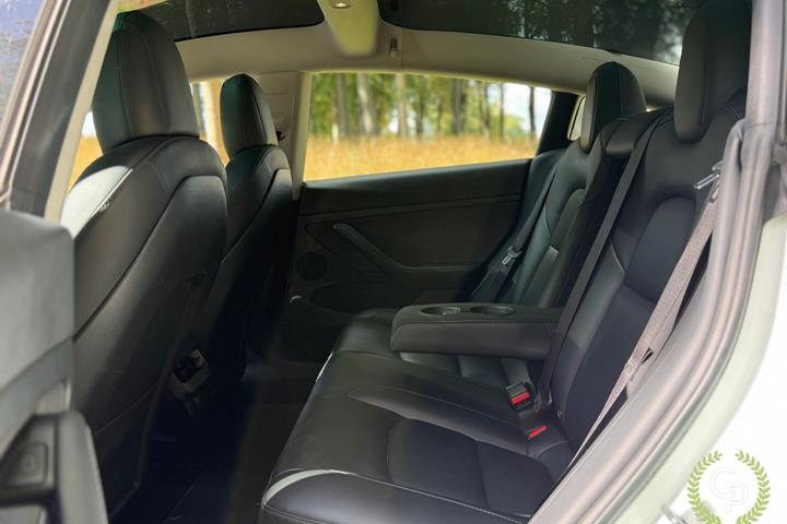 Hvid Tesla Model 3 fra 2021