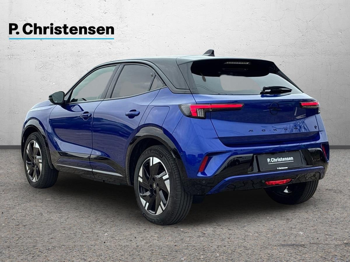 Blå Opel Mokka-e fra 2025