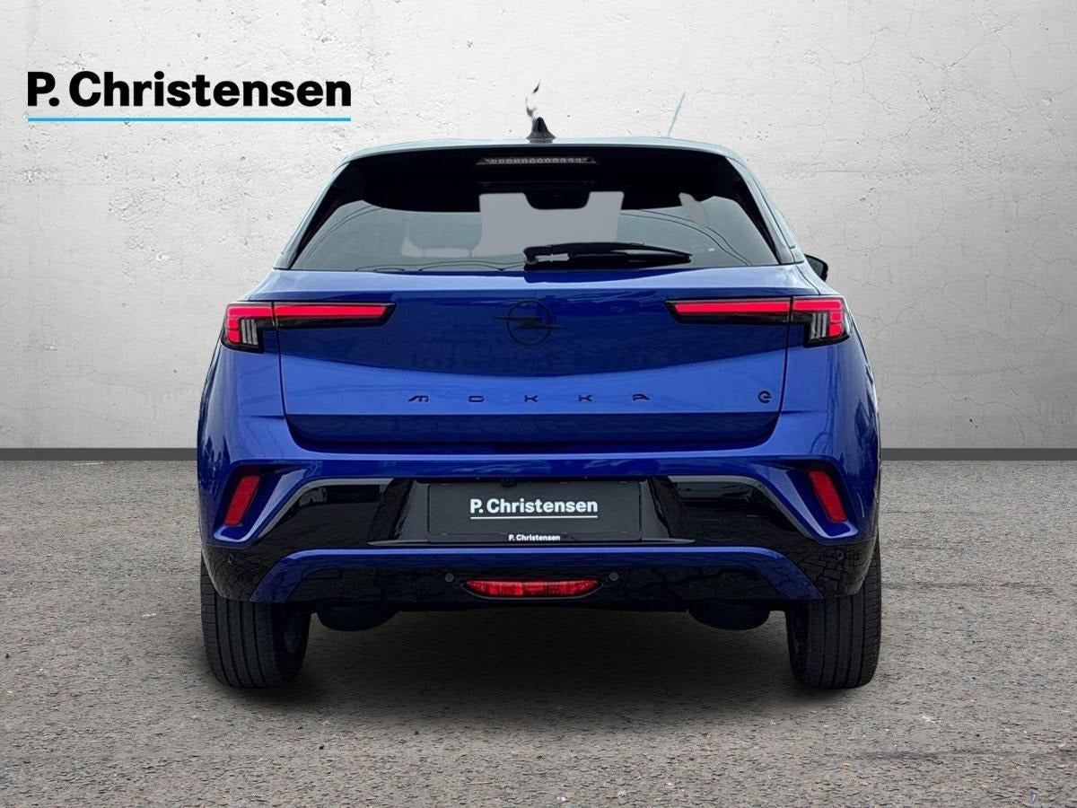 Blå Opel Mokka-e fra 2025