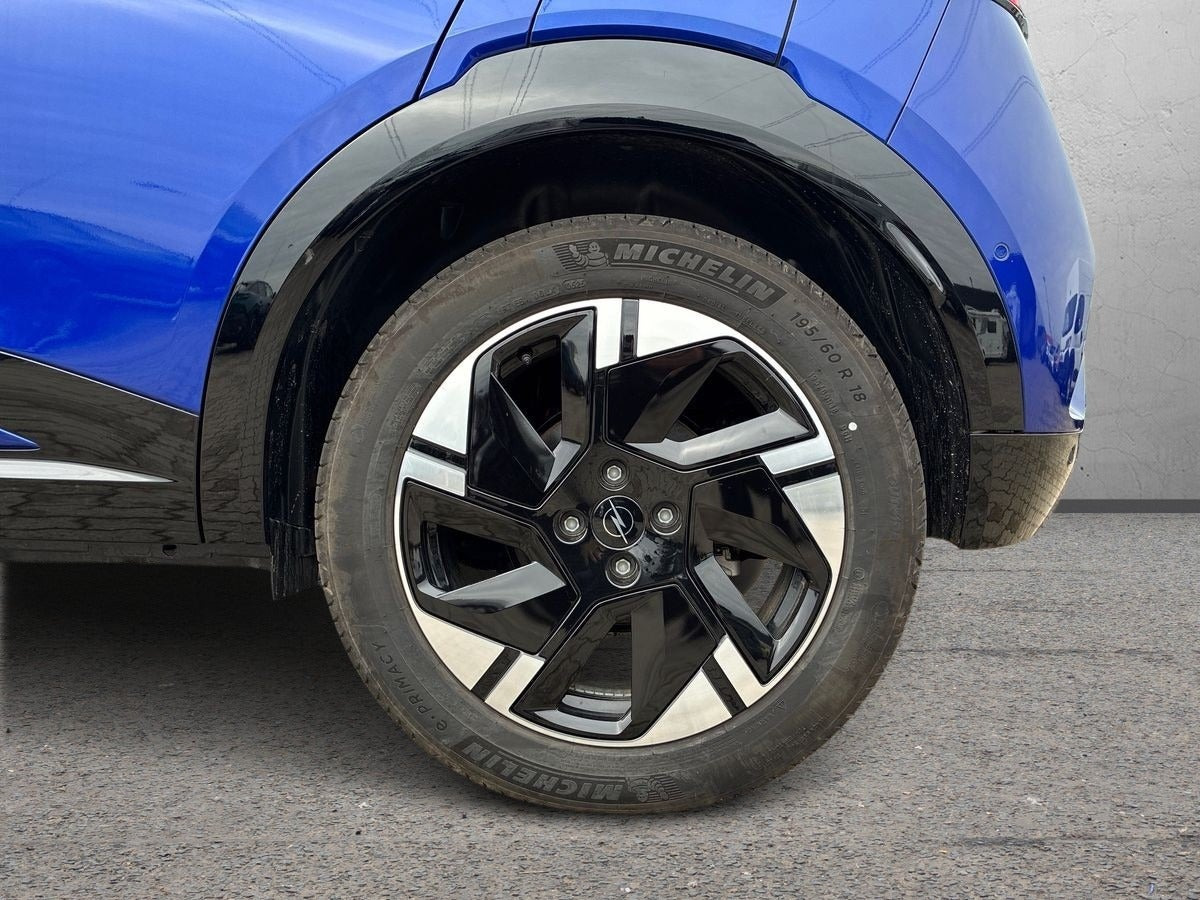 Blå Opel Mokka-e fra 2025