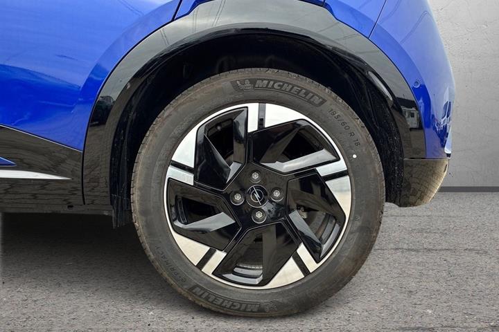 Blå Opel Mokka-e fra 2025