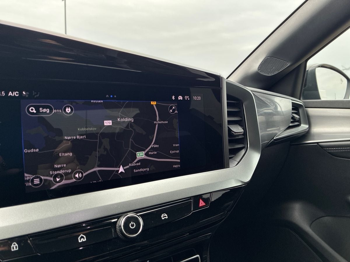 Blå Opel Mokka-e fra 2025