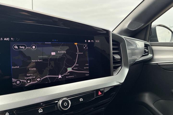 Blå Opel Mokka-e fra 2025