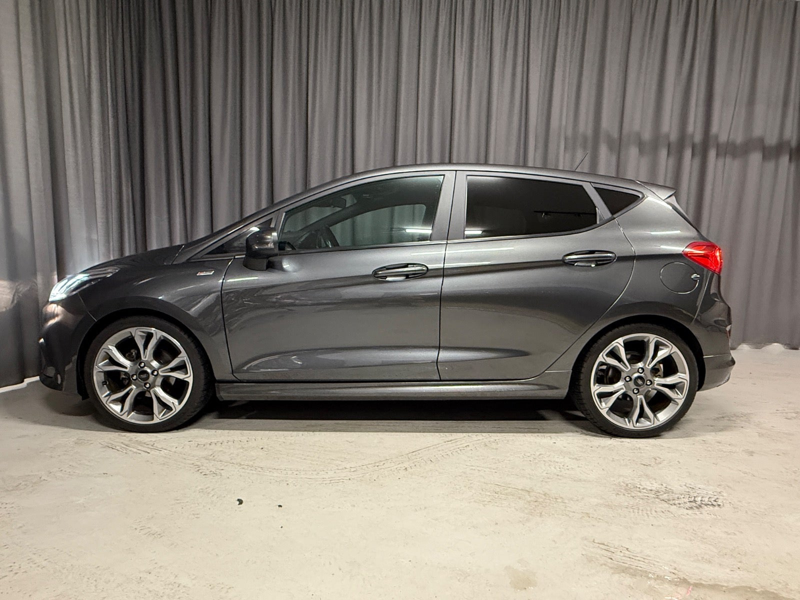 Grå Ford Fiesta fra 2018