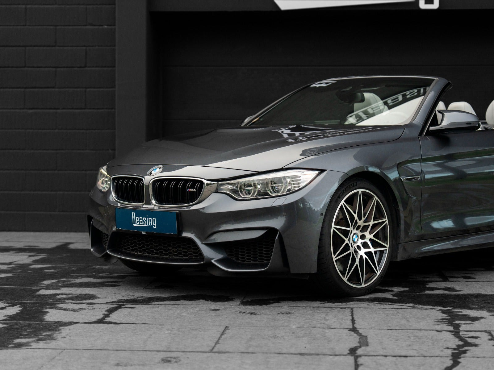 Grå BMW M4 fra 2016