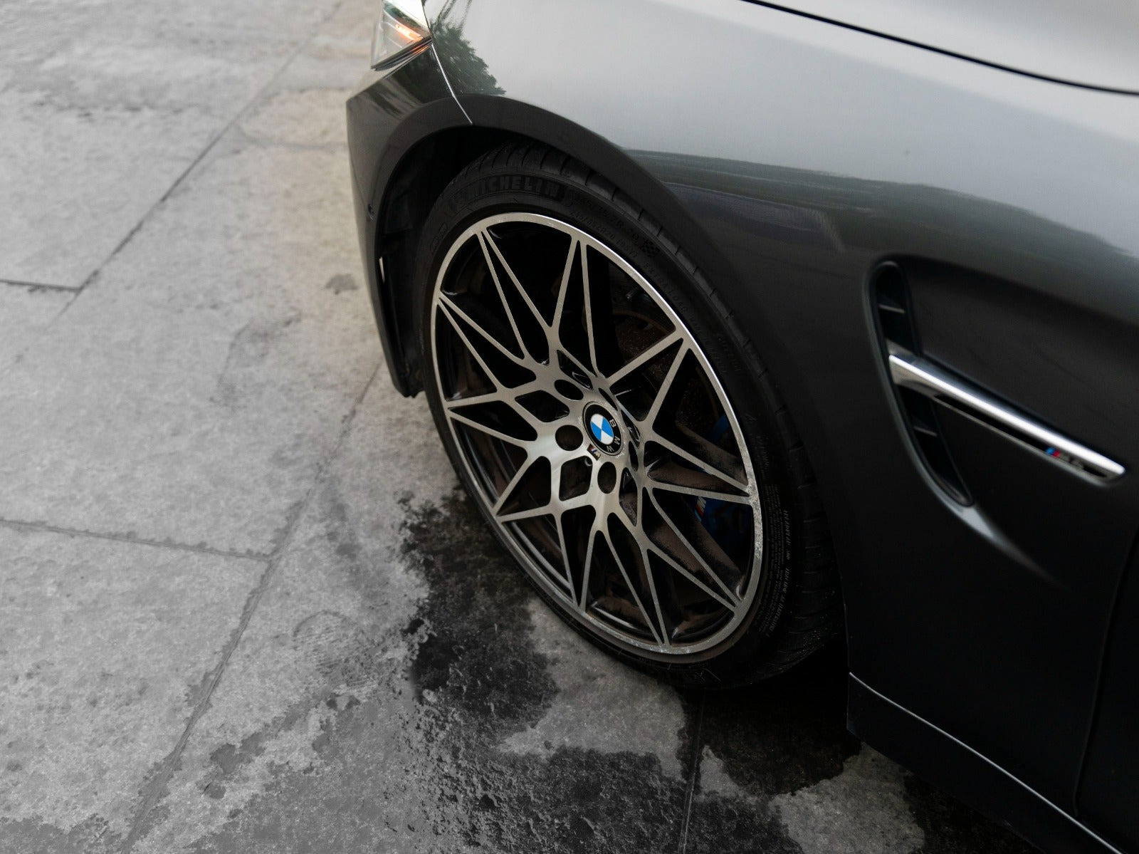 Grå BMW M4 fra 2016