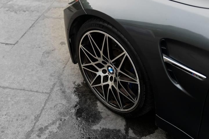 Grå BMW M4 fra 2016