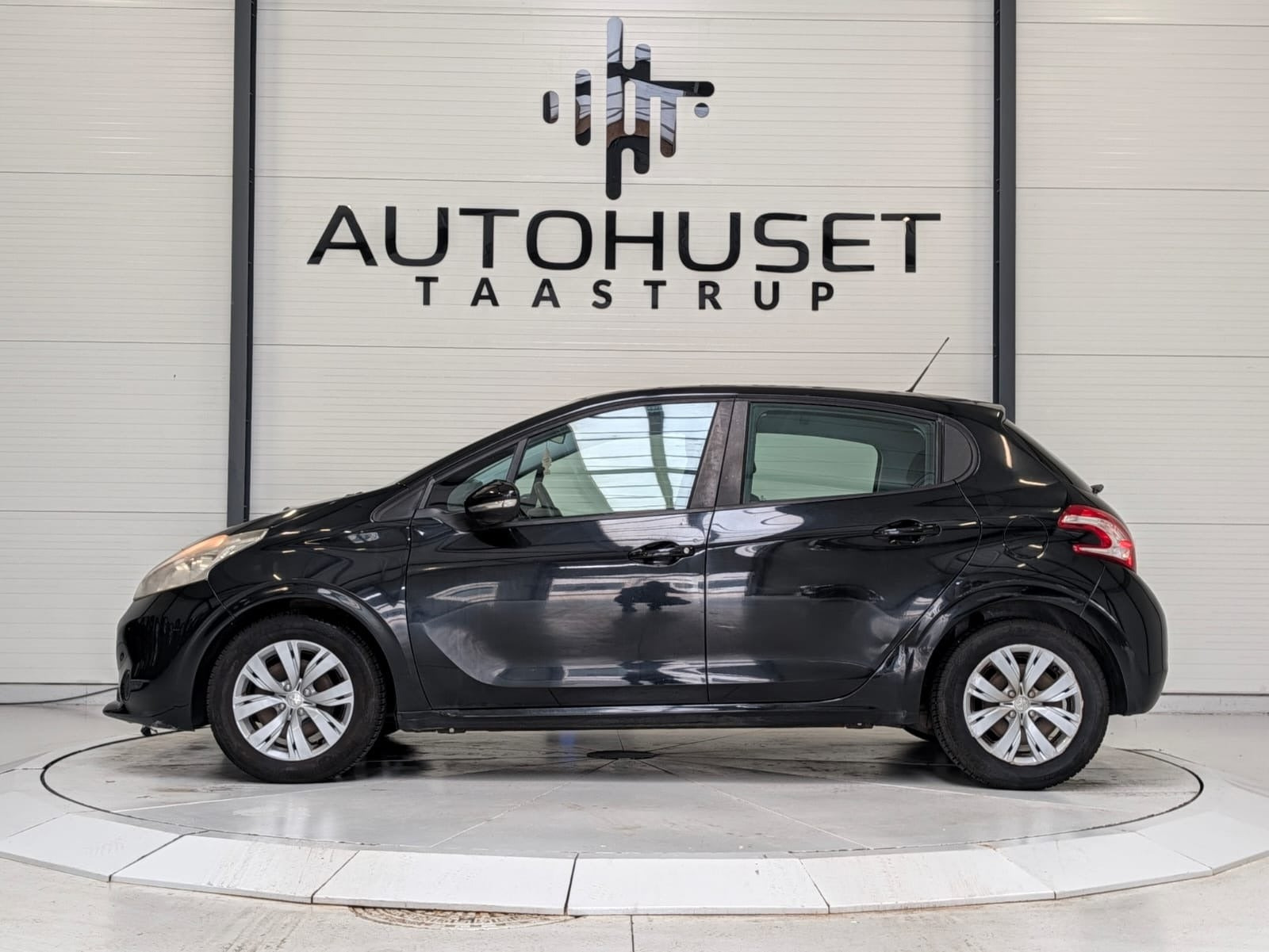 Sort Peugeot 208 fra 2012