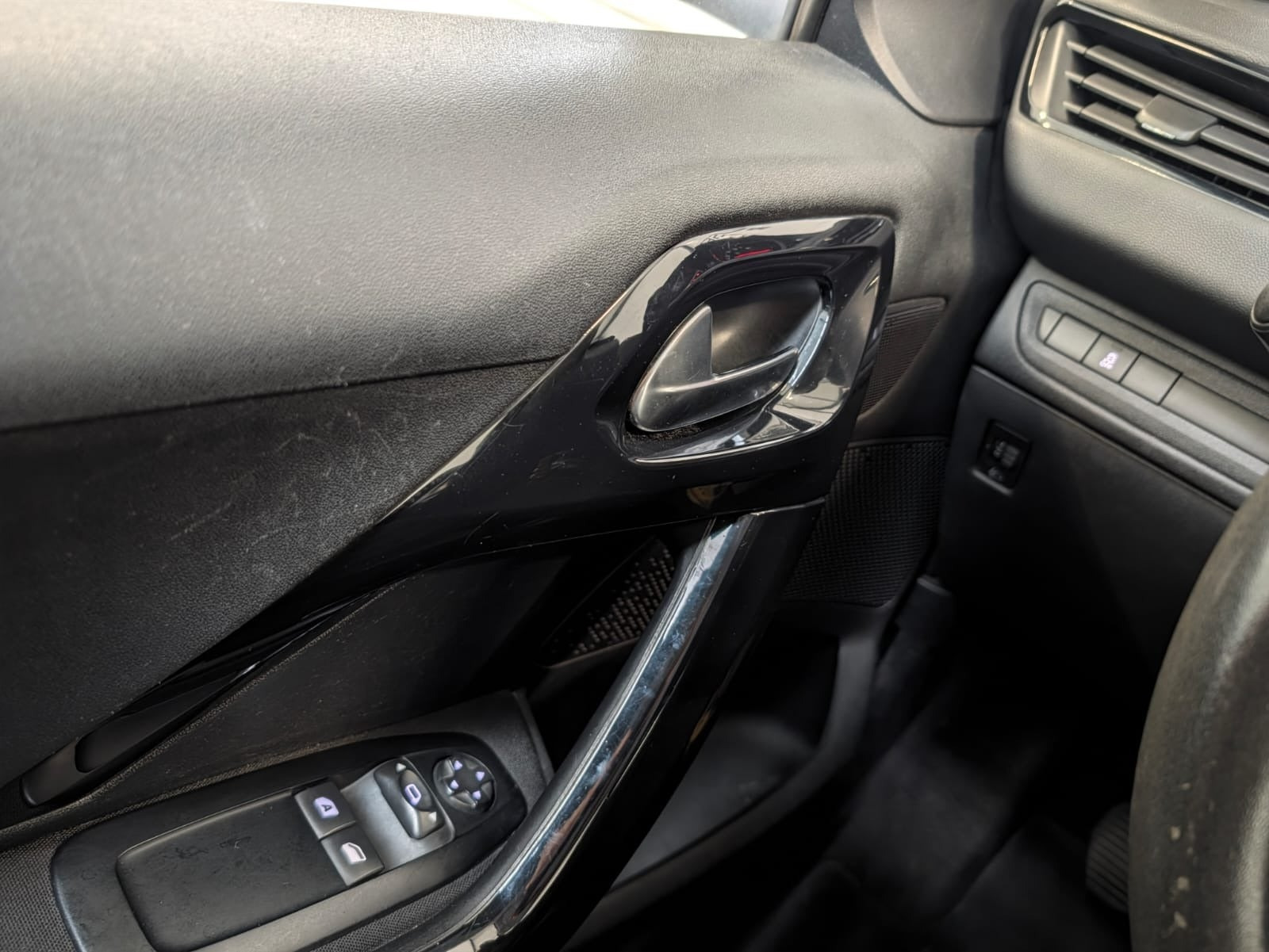 Sort Peugeot 208 fra 2012