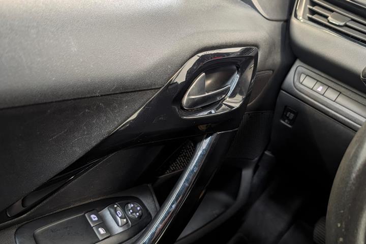 Sort Peugeot 208 fra 2012