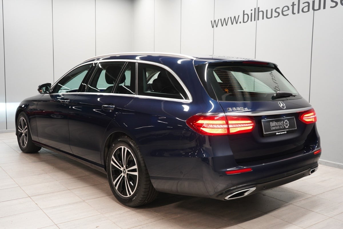 Blå Mercedes E220 d fra 2020