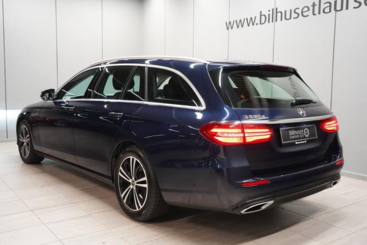 Blå Mercedes E220 d fra 2020