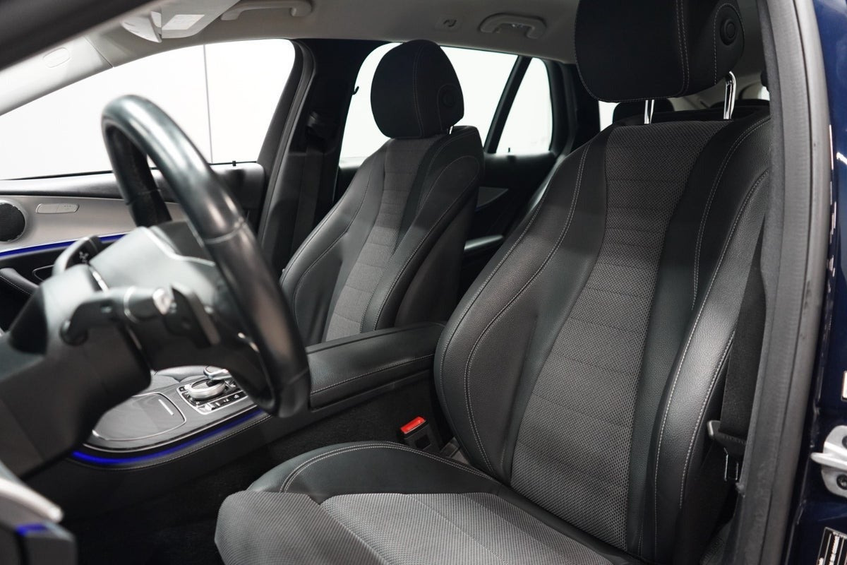 Blå Mercedes E220 d fra 2020