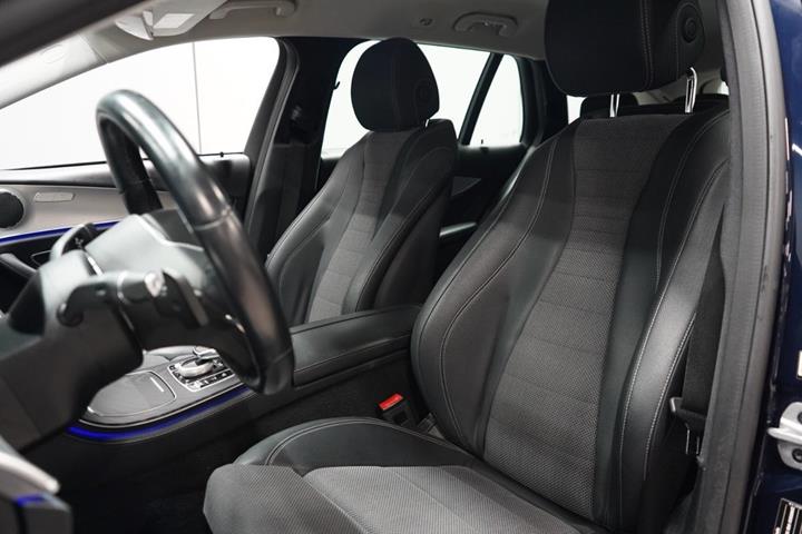 Blå Mercedes E220 d fra 2020