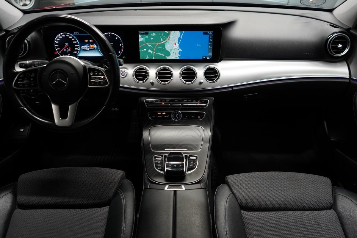 Blå Mercedes E220 d fra 2020