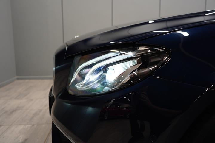 Blå Mercedes E220 d fra 2020